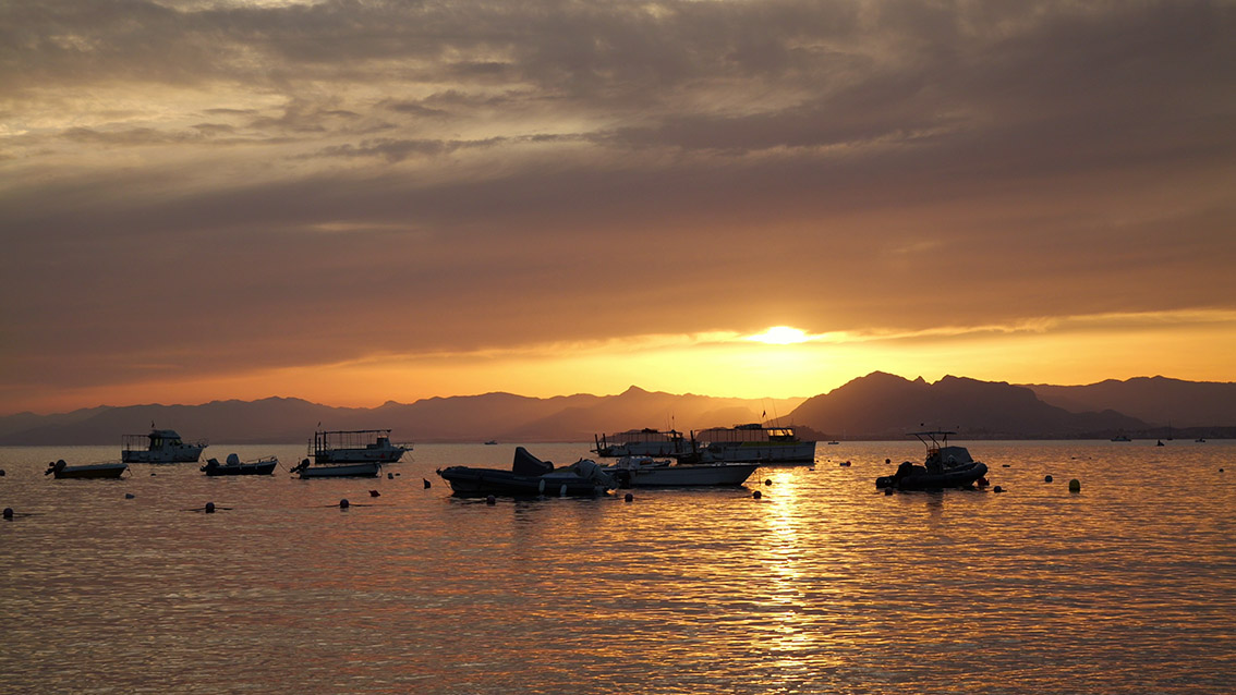 Atardecer en una playa del Mediterráneo, en La Azohía